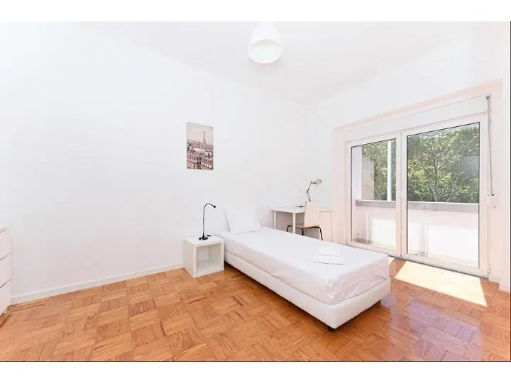 Houze_Central Lisbon 4 Room Flat